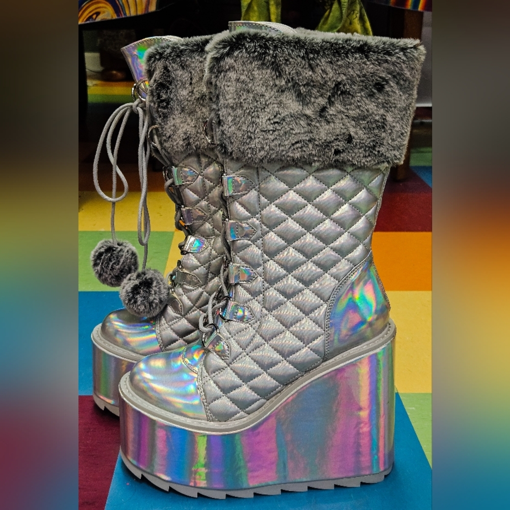 NWOB DOLLS KILL X Y.R.U.Dune Fur Holo Platform Boots!! SOLD OUT!!
